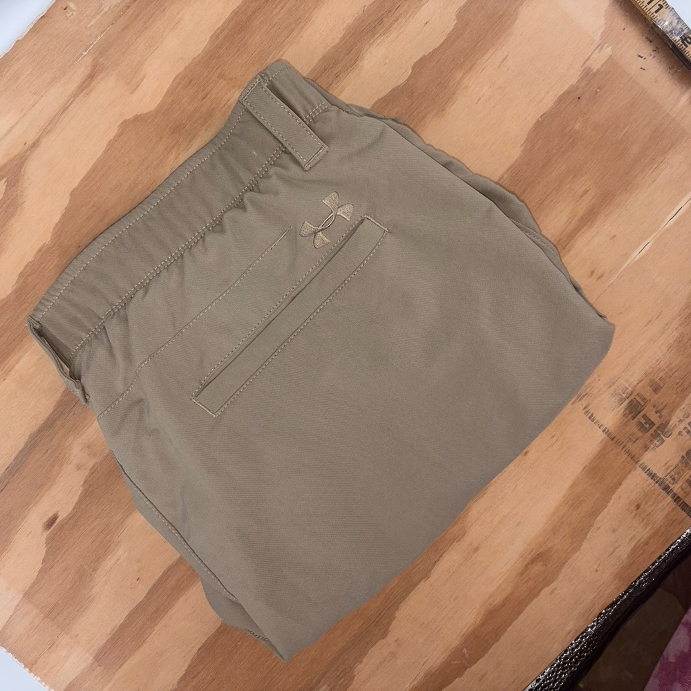 Under Armour Golf Shorts Tan Mens Size 38 Stretch WaistBand‎